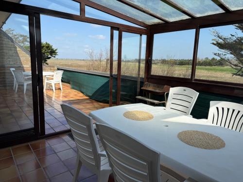Cette chambre dispose d'une terrasse avec une table et des chaises. dans l'établissement La Corniche, à Agon-Coutainville