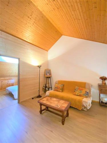 un salon avec un canapé et une table dans l'établissement Résidence Les Arcades 2 pièces 8 personnes, à Saint-Étienne-en-Dévoluy