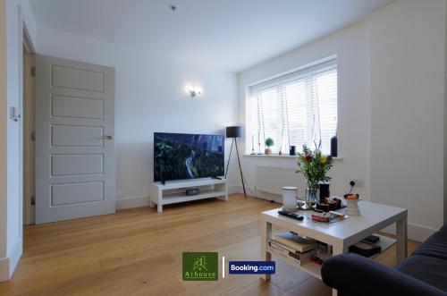 Ένα ή περισσότερα κρεβάτια σε δωμάτιο στο One Bedroom Apartment By Arhouse Apartments Short Lets & Serviced Accommodation Kingston With Free WiFi
