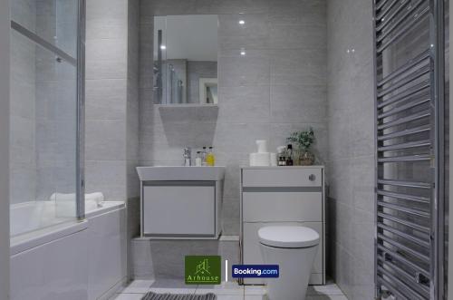 Ένα μπάνιο στο One Bedroom Apartment By Arhouse Apartments Short Lets & Serviced Accommodation Kingston With Free WiFi