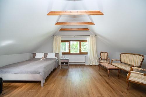 a bedroom with a bed and a chair and a window at Villa Emerald in Luokesos Sen