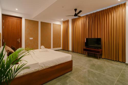 カソーリにあるTatva Nest ! Scenic 2bhk Apartment ! Mountain View ! Roof Top Restaurant ! Kasauliのベッドと薄型テレビのある寝室