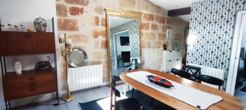Cette chambre comprend une table en bois et un miroir. dans l'établissement Lovely apartment Bordeaux Jardin Public, à Bordeaux
