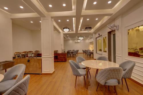 a meeting room with a table and chairs at Hotel GreySky Near Medanta Hospital in Gurgaon