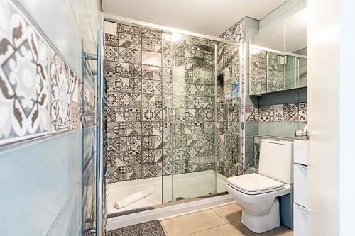 a bathroom with a toilet and a shower at Quiet and cosy 2-bed in Wimbledon in London