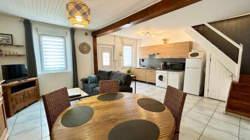 une cuisine et une salle à manger avec une table et des chaises dans l'établissement Les Lilas de Mer, au Crotoy