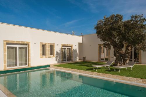 una piscina frente a una casa en Villa Di Mola Egnazia and Pool, en Monopoli