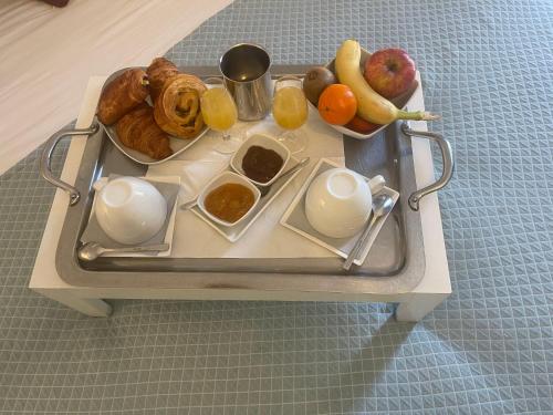 - un plateau de produits pour le petit-déjeuner sur une table dans l'établissement Chambre d'Hôtes la Familia, à Marseillan