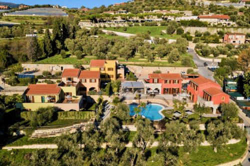 widok z lotu ptaka na dom z basenem w obiekcie Leonardo Resort w mieście Imperia