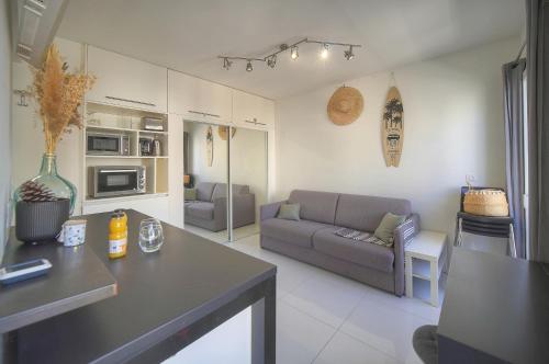 un salon avec un canapé et une table dans l'établissement STUDIO fonctionnel et confortable A0B204, à Cannes