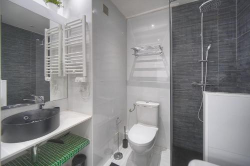 une salle de bain avec un lavabo, des toilettes et une douche dans l'établissement STUDIO fonctionnel et confortable A0B204, à Cannes