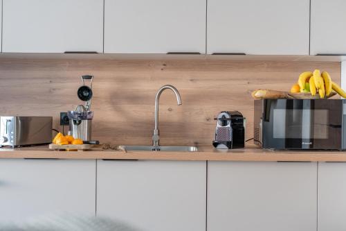 un comptoir de cuisine avec un évier et un micro-ondes dans l'établissement Le Balcon du Vieux-Port, à Marseille