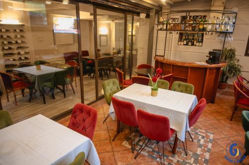 Un restaurante o sitio para comer en GRAND G by GENERALTURIST GROUP