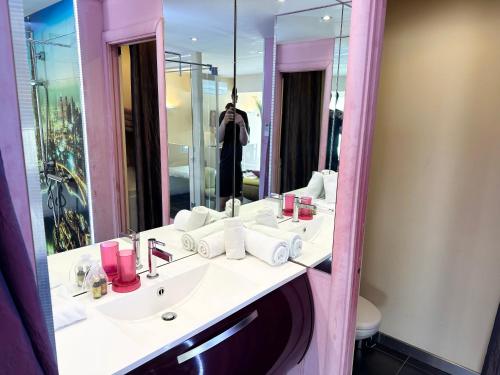 une salle de bain avec un lavabo et un miroir dans l'établissement Villa n47 luxe Port Nature 1 Village Naturiste, au Cap d'Agde