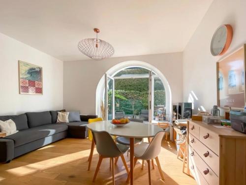un salon avec une table et un canapé dans l'établissement Résidence Hermitage 3p apartment terrace parking sea 1min, à Beaulieu-sur-Mer