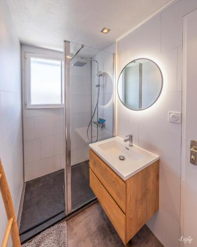 une salle de bain avec un lavabo et une douche dans l'établissement Magnifique appart à 5 min des plages et commerces, à Moliets-et-Maa