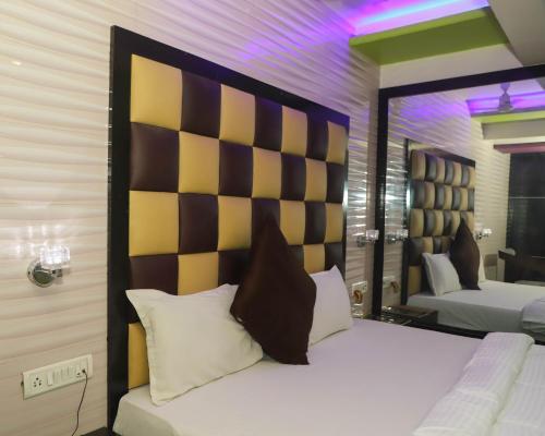 Postel nebo postele na pokoji v ubytování Hotel Jayesh Inn
