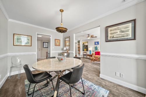 Area soggiorno di Urban-eclectic Downtown Condo W Parking, Sleeps 4