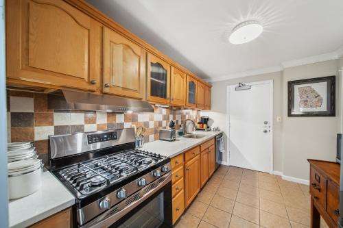 Cucina o angolo cottura di Urban-eclectic Downtown Condo W Parking, Sleeps 4