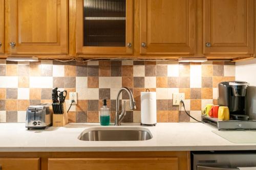 Cucina o angolo cottura di Urban-eclectic Downtown Condo W Parking, Sleeps 4