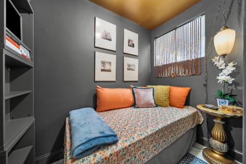 Letto o letti in una camera di Urban-eclectic Downtown Condo W Parking, Sleeps 4