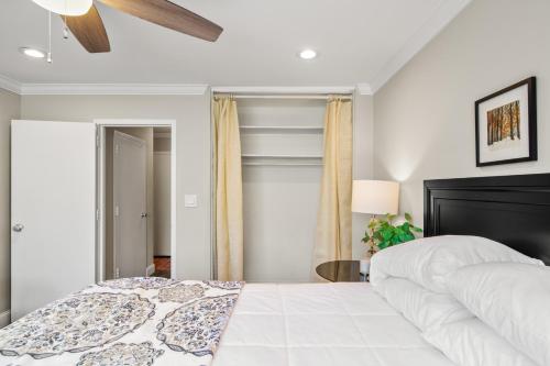 Letto o letti in una camera di Urban-eclectic Downtown Condo W Parking, Sleeps 4