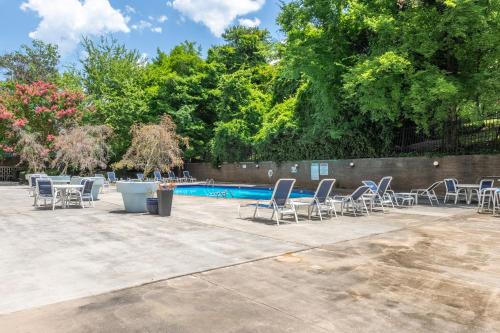 Piscina di Urban-eclectic Downtown Condo W Parking, Sleeps 4 o nelle vicinanze