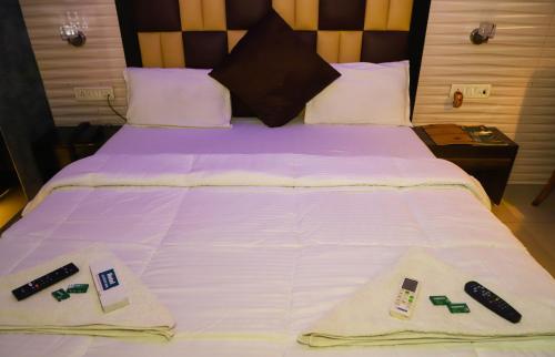 Postel nebo postele na pokoji v ubytování Hotel Jayesh Inn
