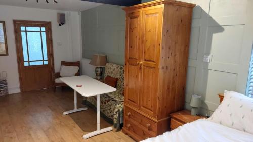 Posezení v ubytování Studio apartment in Lichfield city centre