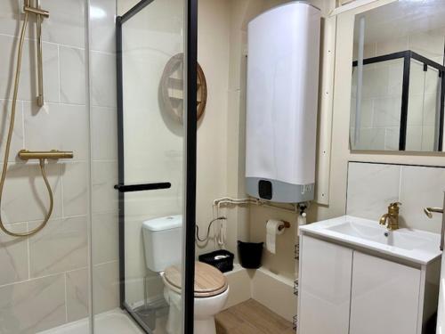 une salle de bain avec une douche, des toilettes et un lavabo dans l'établissement Escapade Maritime, côté plage, au Havre