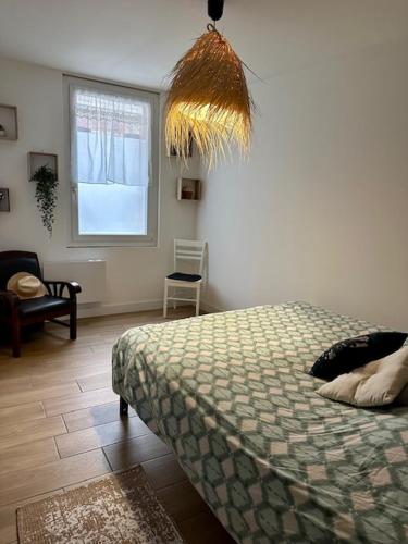 une chambre avec un lit et une fenêtre dans l'établissement Escapade Maritime, côté plage, au Havre