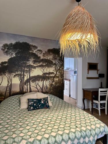 une chambre avec un lit et un tableau au mur dans l'établissement Escapade Maritime, côté plage, au Havre