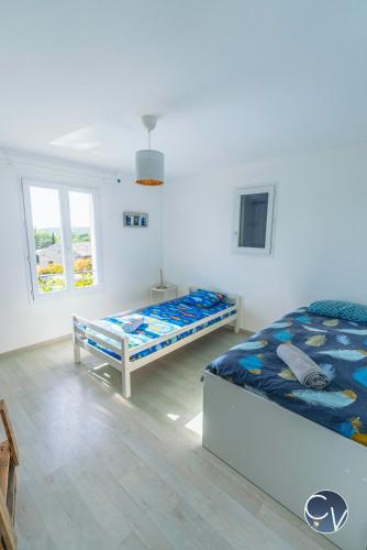 une chambre blanche avec un lit et une fenêtre dans l'établissement Le Nid des Grands Ducs, Villa avec piscine privée, à Issirac