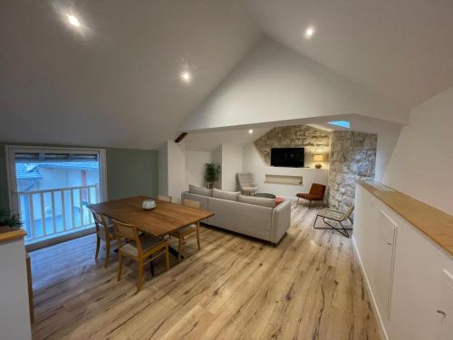 un salon avec une table et un canapé dans l'établissement Le Sublime Loft - Centre historique 7 personnes, à Bourges