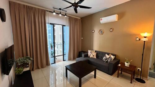 马六甲Happy Home @ Atlantis Residences [Pool View]的配有沙发和吊扇的客厅