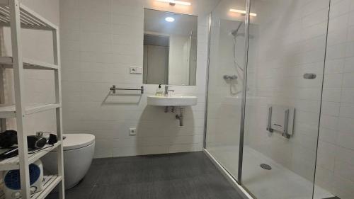 Un baño con ducha, lavabo e inodoro. en Piso en el centro para 4 personas - Plaza Amboage - WIFI, en Ferrol