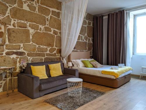 Porto-Stone Wall Apartment