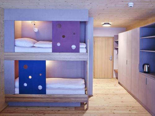 Postel nebo postele na pokoji v ubytování Kinderhotel Stegerhof