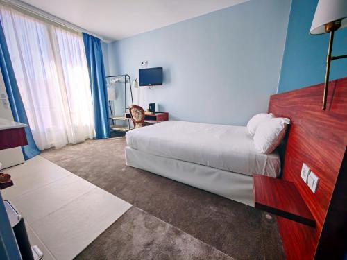 a hotel room with a bed and a television at ibis Styles Le Havre Centre in Le Havre