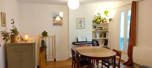 d'une salle à manger avec une table et un bureau. dans l'établissement Potain - CI - Spacious and cosy duplex for 5 people, à Paris