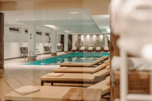 Bazén v ubytování Hotel Alte Post nebo v jeho okolí