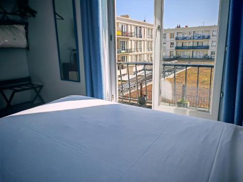 a bedroom with a bed and a large window at ibis Styles Le Havre Centre in Le Havre