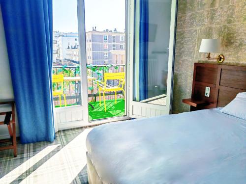 a bedroom with a bed and a large window at ibis Styles Le Havre Centre in Le Havre