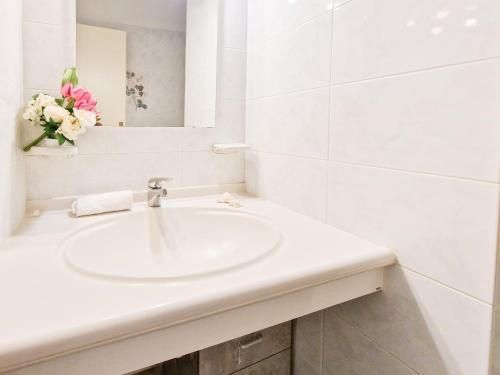 Bilik mandi di Altaluna Apartment with Pool
