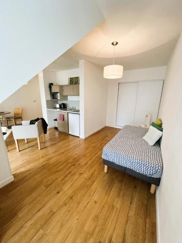 une chambre avec un lit et une salle à manger dans l'établissement Résidence de Laval, à Laval