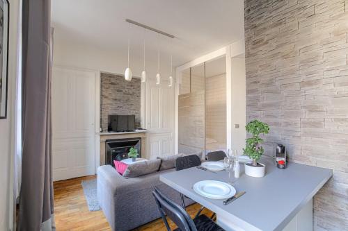un salon avec une table et un canapé dans l'établissement Joli studio fonctionnel, 2 personnes, Charpennes, à Villeurbanne