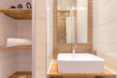 une salle de bain avec un lavabo blanc et une douche dans l'établissement Joli studio fonctionnel, 2 personnes, Charpennes, à Villeurbanne