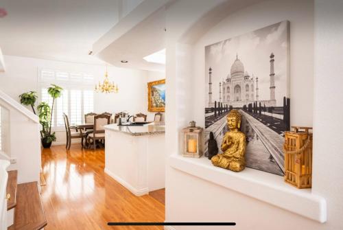 a living room with a picture of the taj mahal at Private rooms in Las Vegas