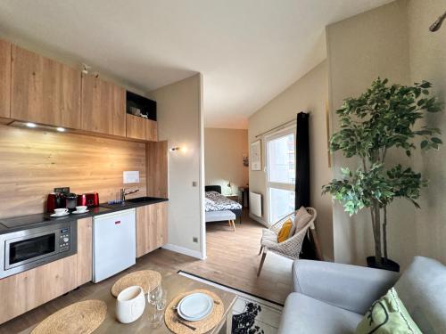 une cuisine et un salon avec une table dans la chambre dans l'établissement Le Boléro - Proche Centre - 2 pers, au Mans