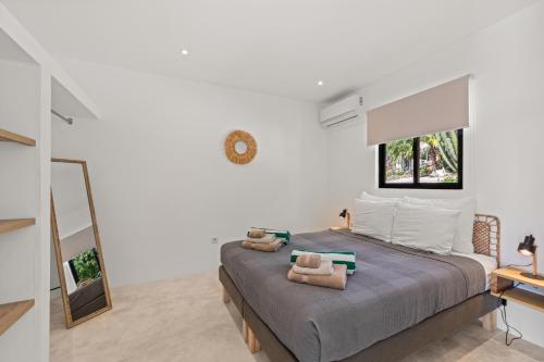 een slaapkamer met een bed met twee handdoeken erop bij SERU40 Appartement 2 in Willemstad